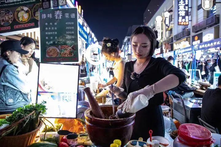 云南昆明长水国际机场空姐_昆明开车进机坪打空姐_昆明机场空姐